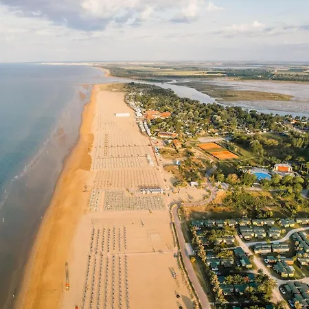 Апартаменты Beachfront With Stunning Ocean Views